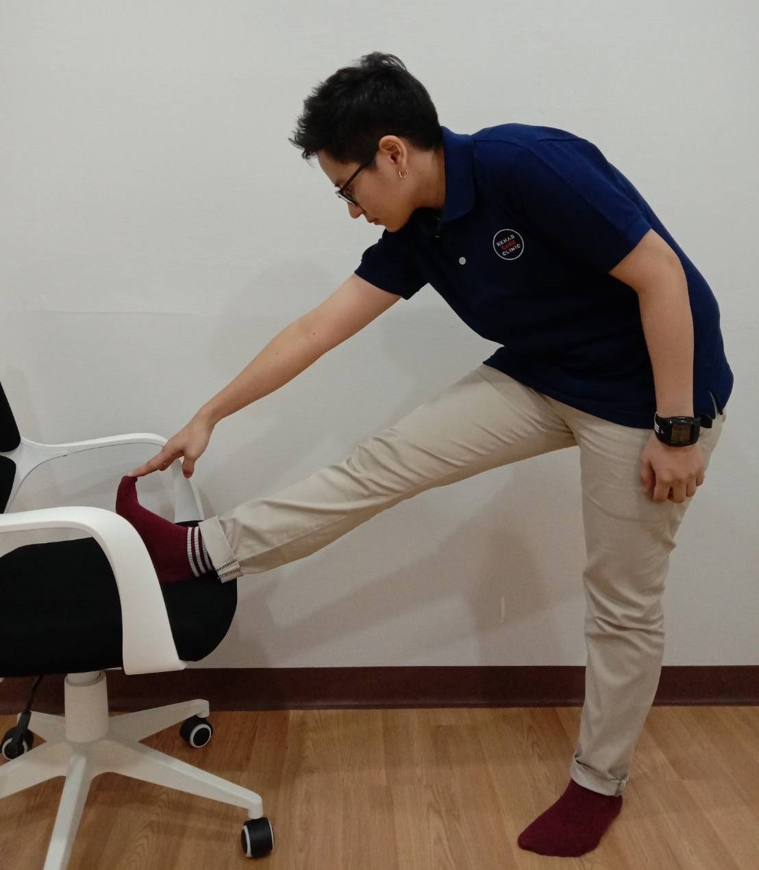 ท่ายืดกล้ามเนื้อต้นขาด้านหลังและกล้ามเนื้อน่อง
