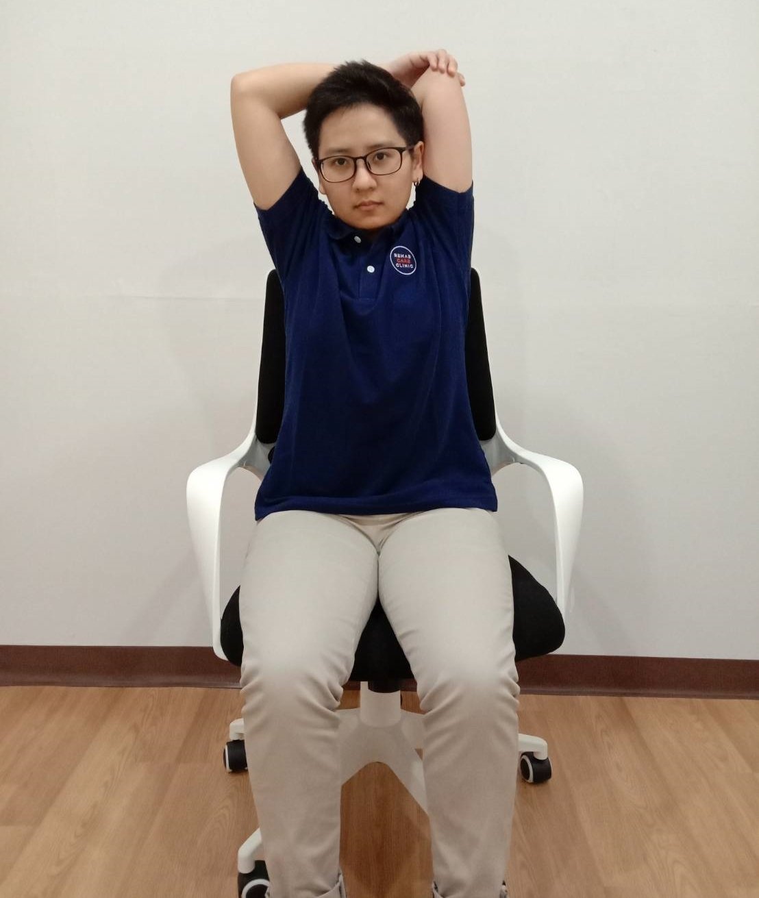 ท่ายืดกล้ามเนื้อต้นแขนด้านหลัง